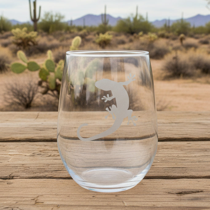 17oz Stemless Wine Glass with an etched image of an gecko etched image with a background of a desert