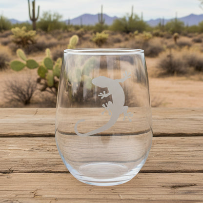 17oz Stemless Wine Glass with an etched image of an gecko etched image with a background of a desert
