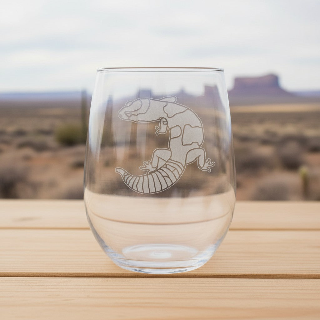 17oz Stemless Wine Glass with an etched image of an gecko etched image with a background of a desert
