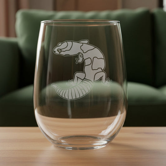 17oz Stemless Wine Glass with an etched image of a gecko
and a green couch in the background
