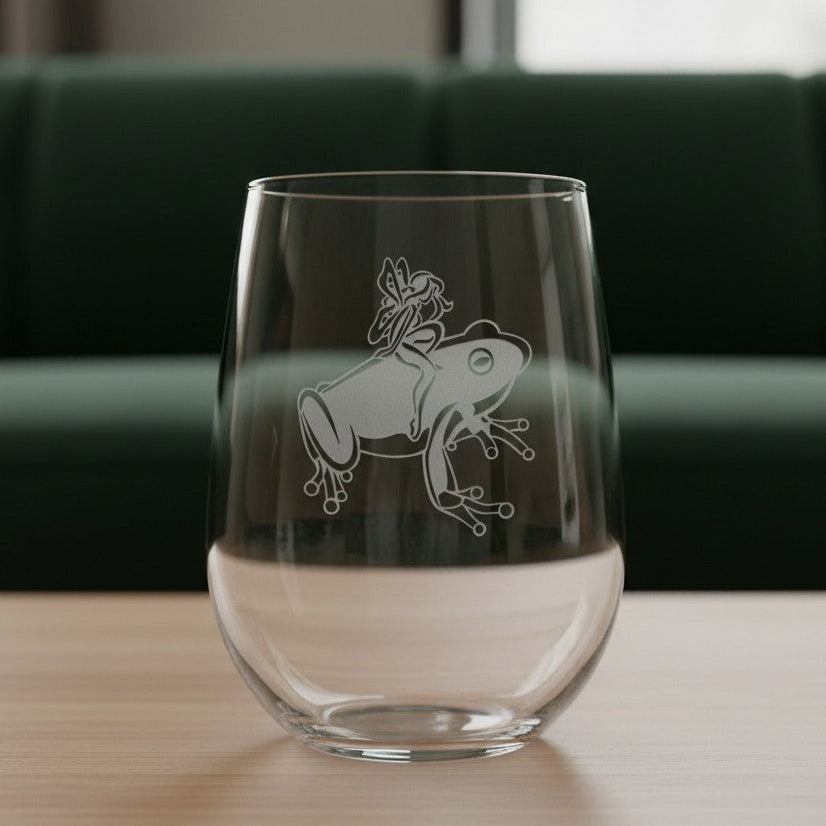 17oz Stemless Wine Glass with an etched image of a frog and a green couch in the background
