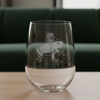17oz Stemless Wine Glass with an etched image of a frog and a green couch in the background
