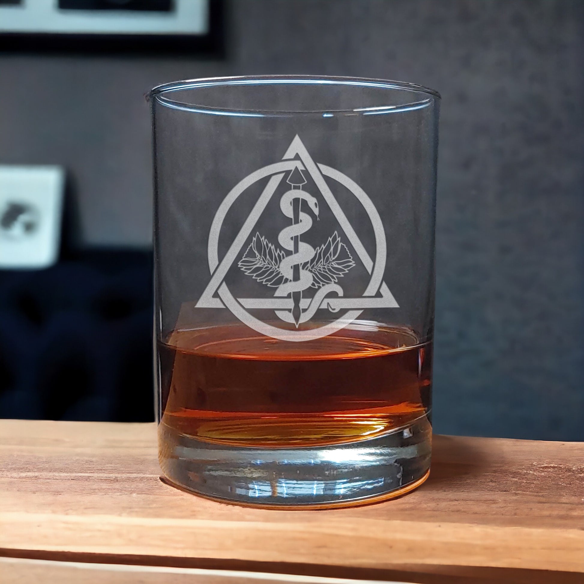 Denistry Insignia Whiskey Glass with a etched image of a Stethoscope - Copyright Hues in Glass