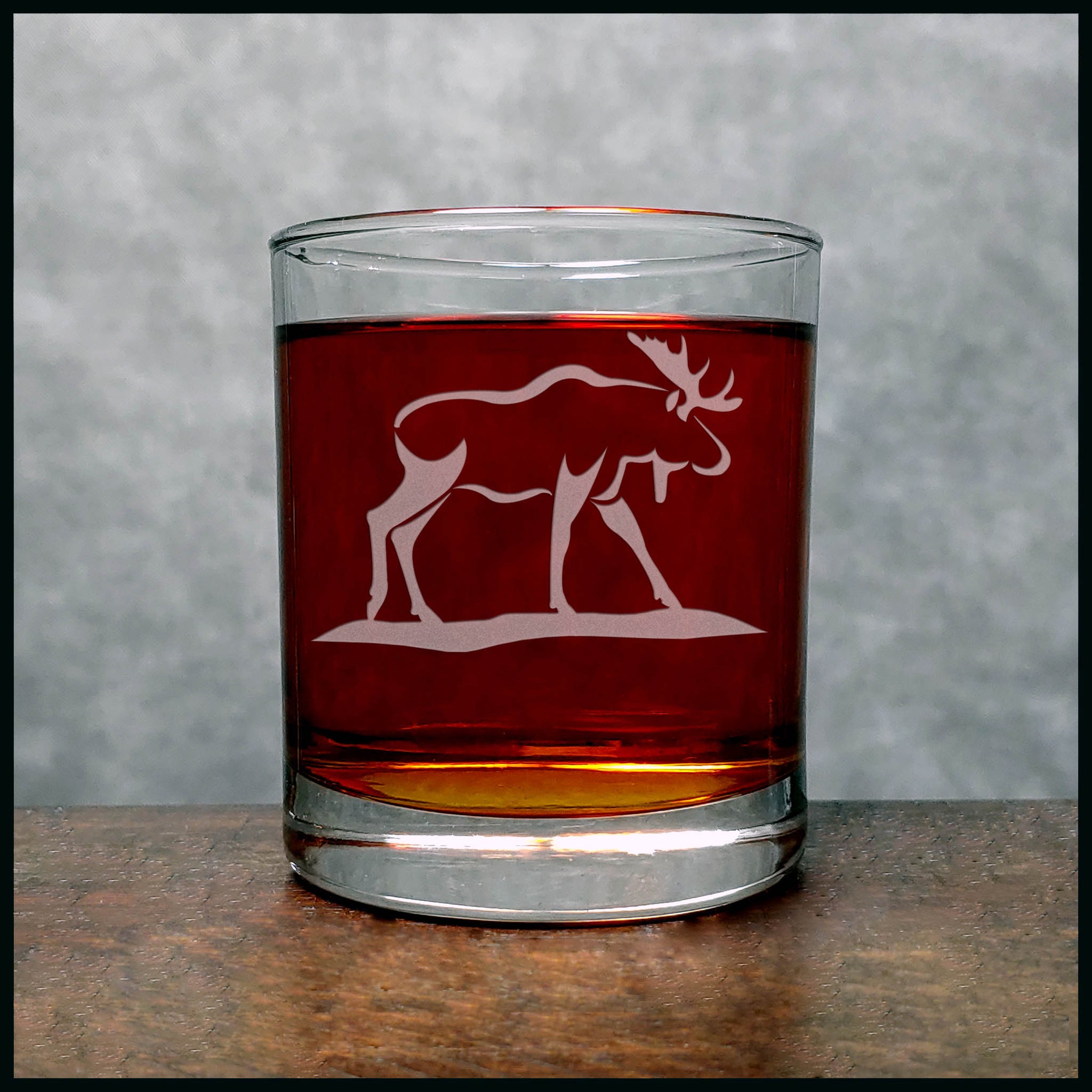 Moose Whisky Glass - Design 7 - Copyright Hues in Glass
